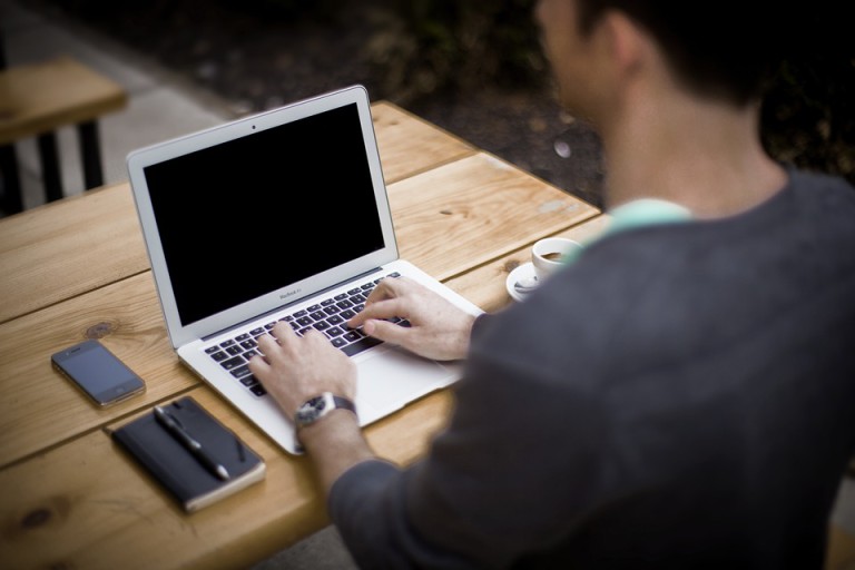 Sedíte celé dny u PC a trápí Vás bolest krční páteře? – zkuste tyto cviky