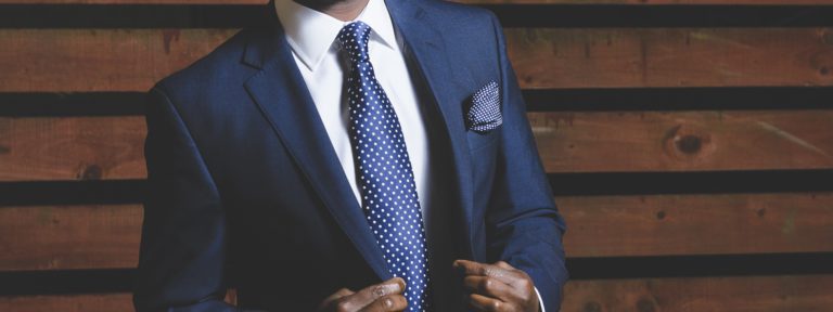 Jdete na vánoční večírek v obleku? Máme tipy, jak svůj outfit oživíte!