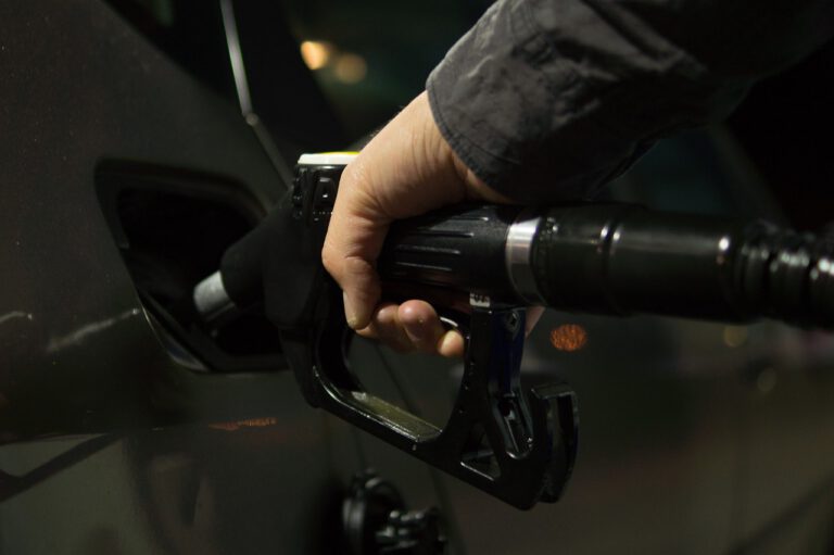 Proč nepřeplňovat nádrže automobilů?