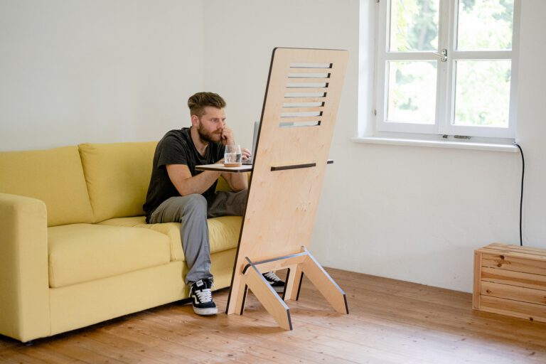 Při sedavé práci často můžete trpět bolestmi zad. Poradíme vám, jak se jich zbavit