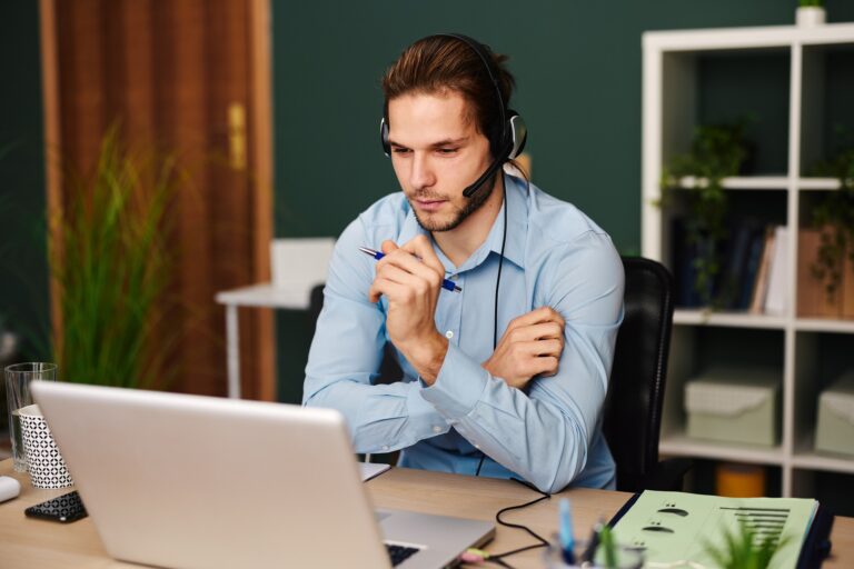 Jaký je rozdíl mezi aktivním a pasivním telemarketingem?