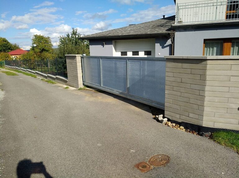 Kvalitní brány a ploty na míru: funkční i estetické řešení pro každý objekt