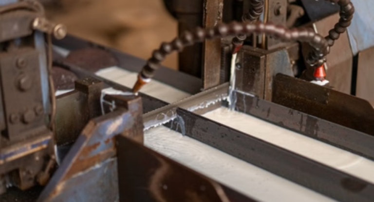 Kdy je řezání vodním paprskem nejlepší volbou pro přesné dělení materiálu
