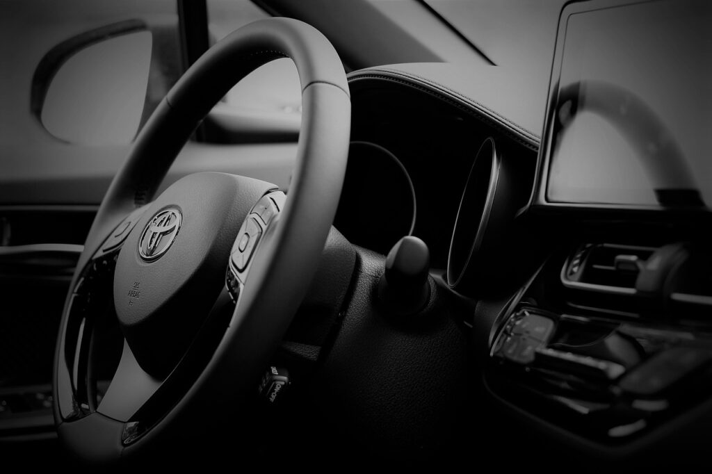 Řada nových vozů Toyota připravených k prodeji na dealerském dvoře
